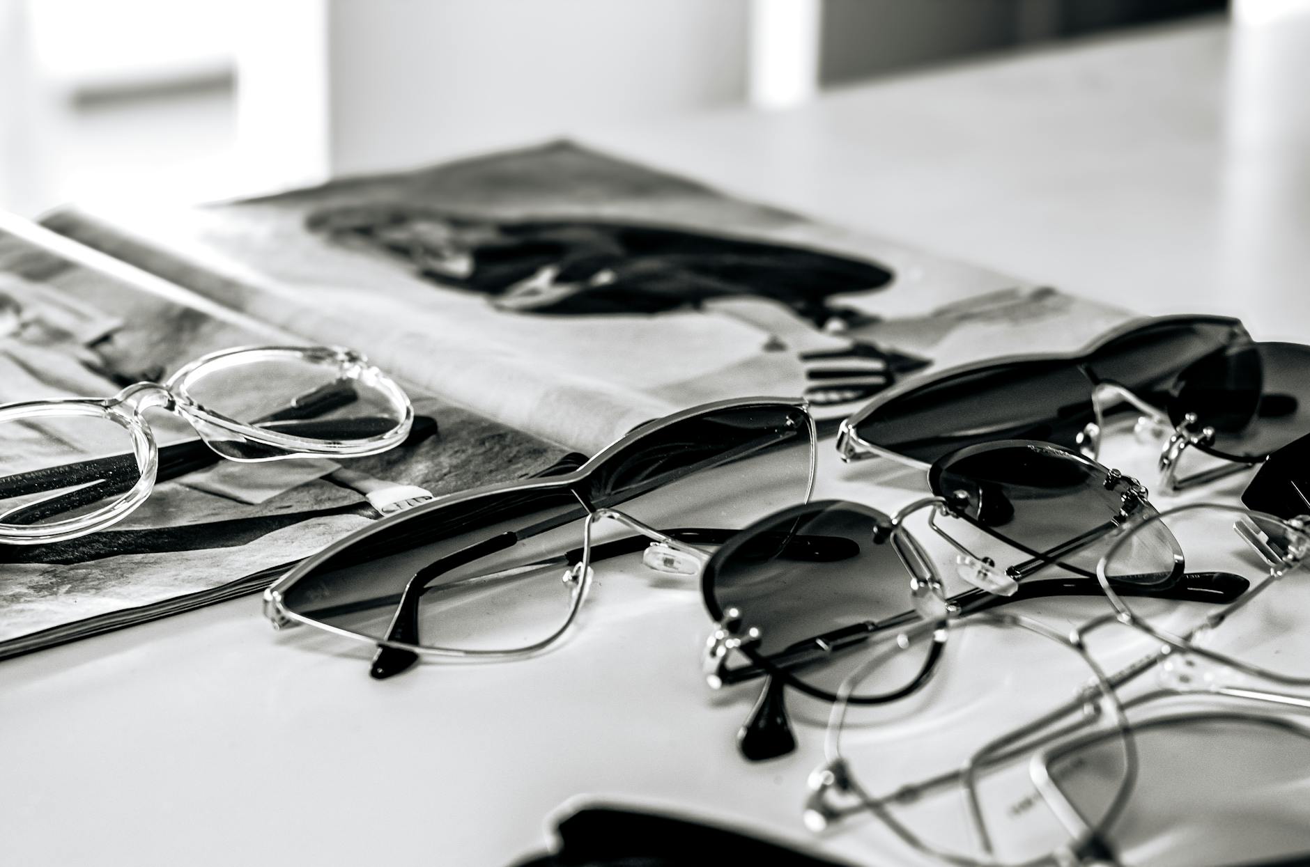 Czarne modne okulary przeciwsłoneczne leżące na błyszczącym magazynie