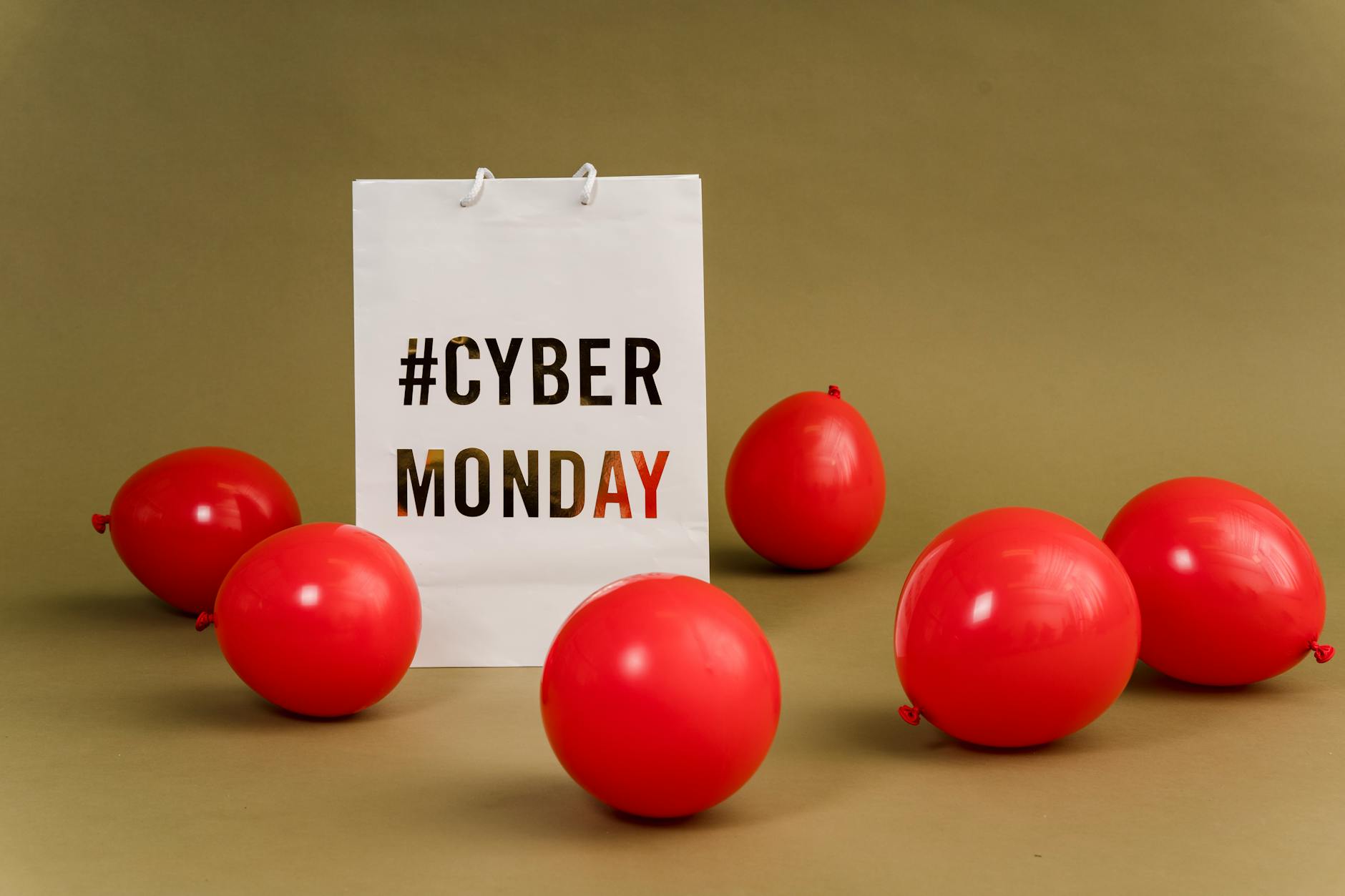 Torba zakupowa Cyber Monday wśród czerwonych balonów promocji