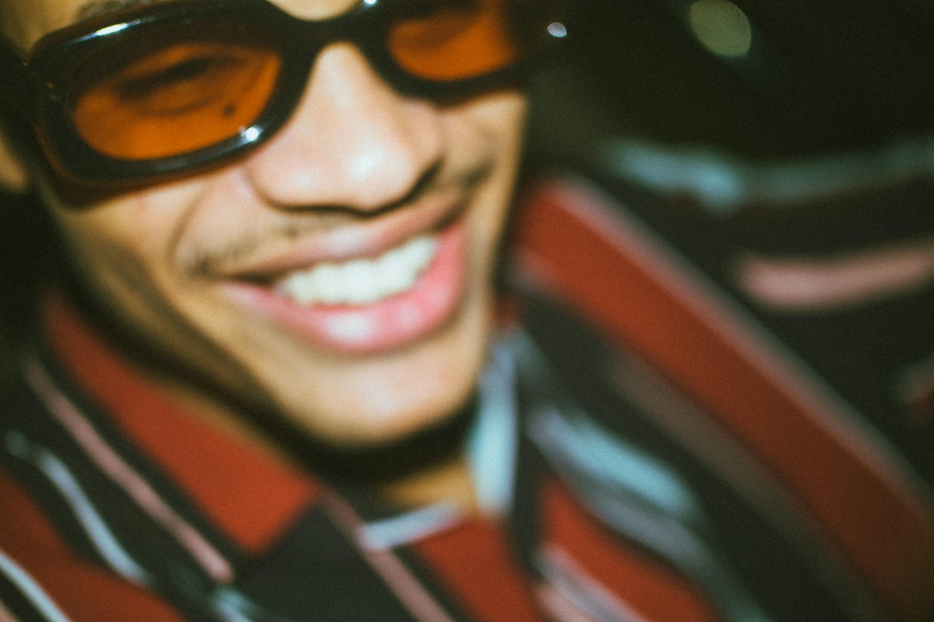 Zbliżenie uśmiechniętego mężczyzny w dużych okularach przeciwsłonecznych