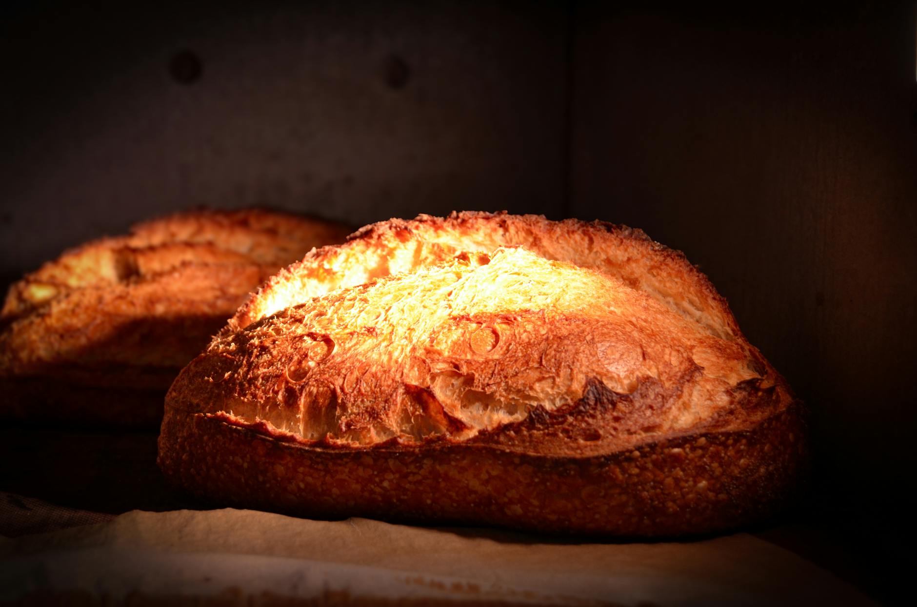 Chleb pszenny z pieca o złotej, chrupiącej skórce na blaszce