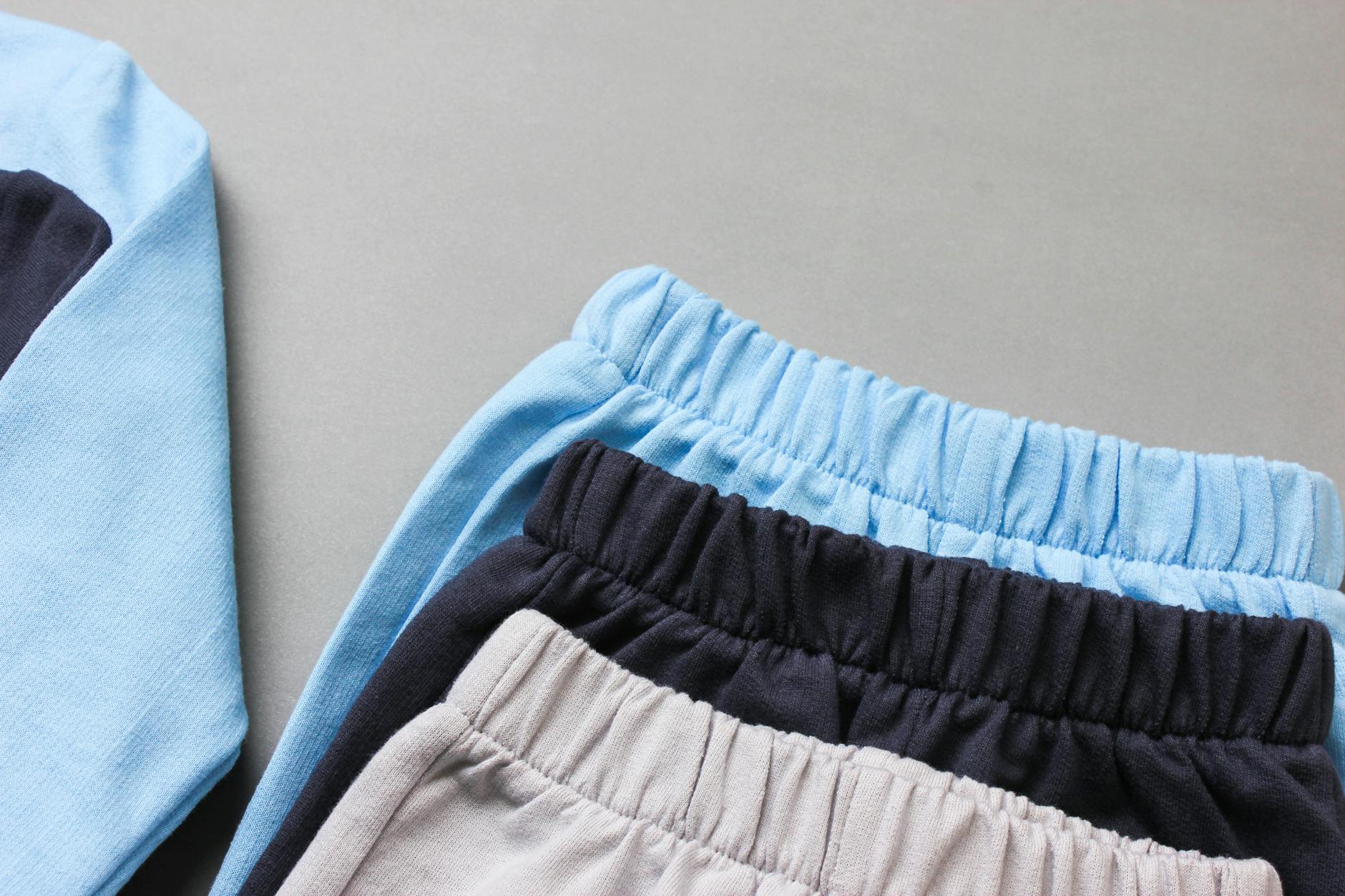 Zbliżenie na pastelowe ubranka niemowlęce z miękkiej bawełny