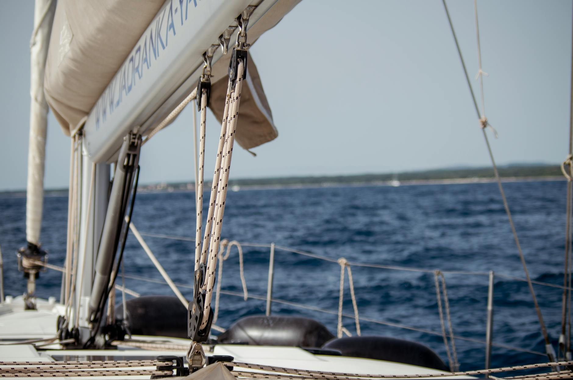 Jacht pod żaglami na Adriatyku w pobliżu chorwackiego miasta Tar