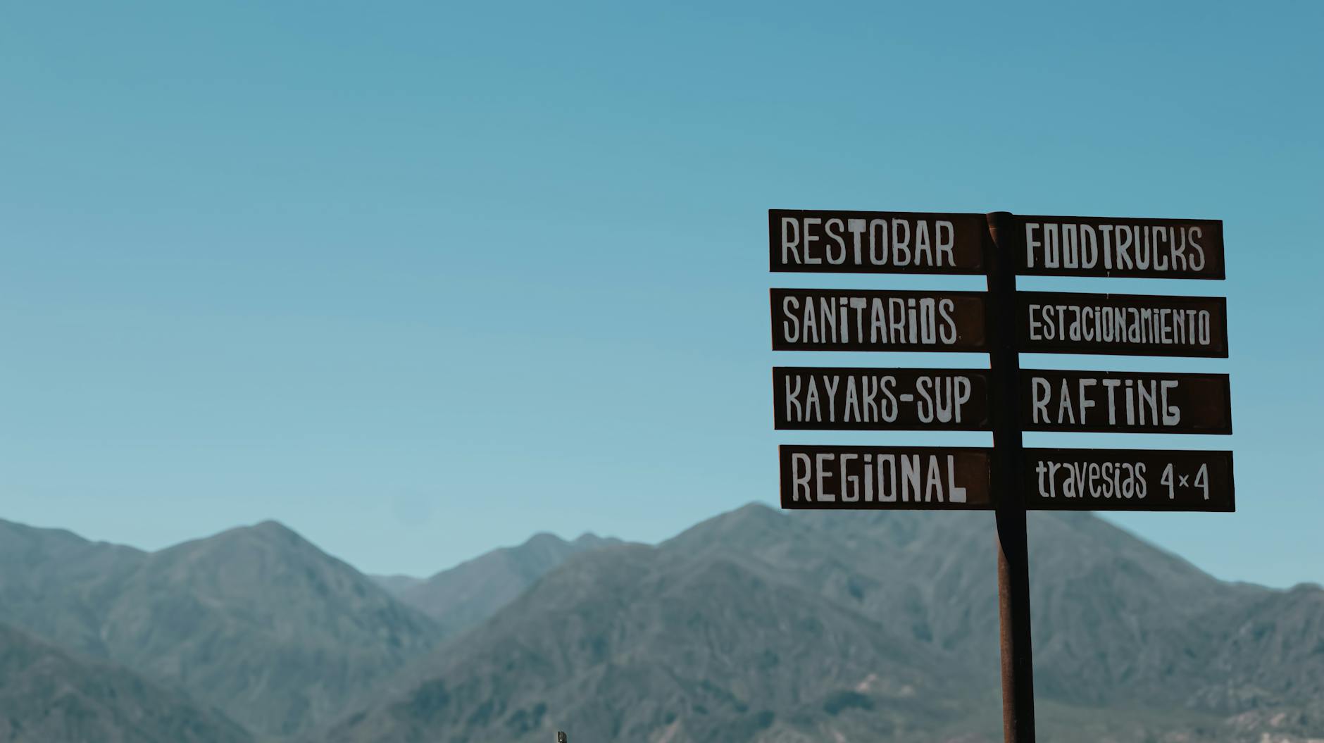 Drogowskaz na tle gór w Potrerillos w regionie Mendoza, Argentyna