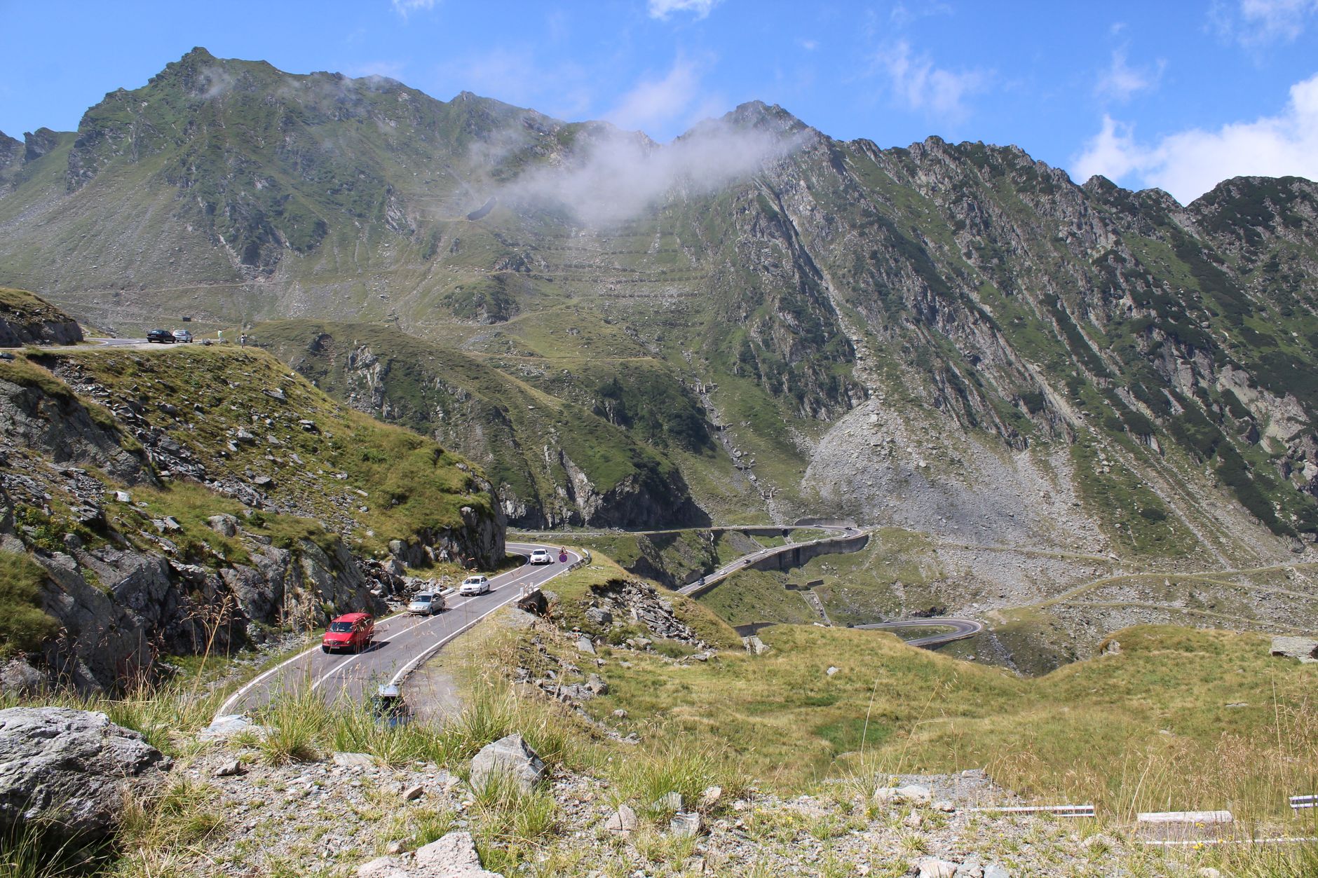 Kręta szosa Transfăgărășan wśród górskich szczytów Karpat Kręta szosa Transfăgărășan wśród górskich szczytów Karpat