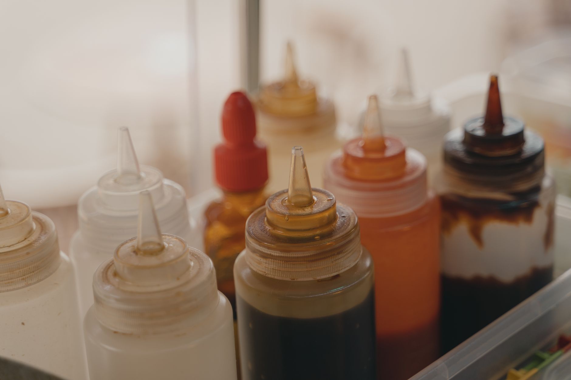 Zbliżenie na plastikowe butelki z sosami w azjatyckiej kuchni